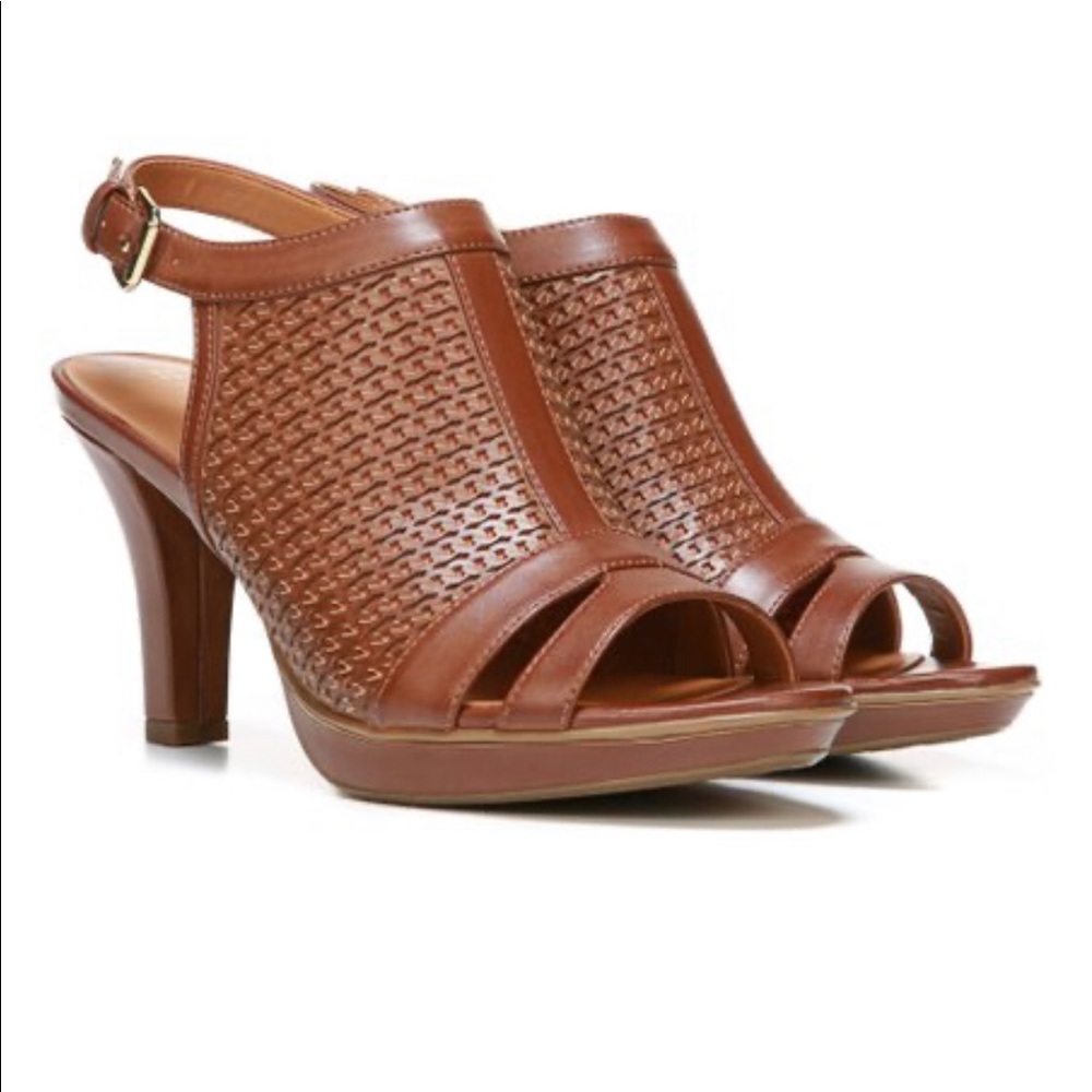 Saddle Dania Peep-Toe Sandal